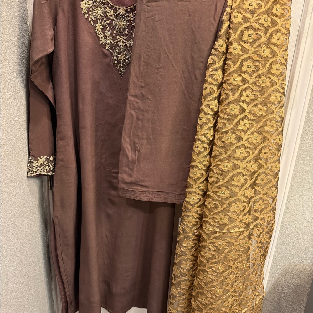 Indian Punjabi Pakistani silk Brown and Gold Long Sleeve V-Neck Salwar suit - Picture 3 of 12
